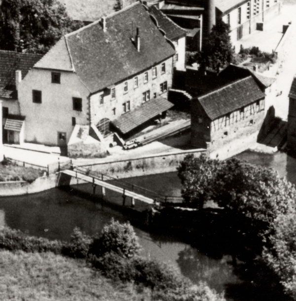 Steg zwischen der Herrenmühle und der Saaleinsel (Bildarchiv Leidner)