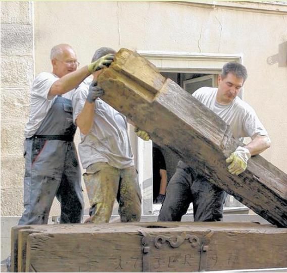 Die vier Zentner schweren Einzelteile der Presse werden durchs Fenster ins Freie befördert