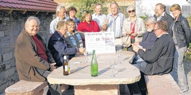 Hier lässt sich's gut sitzen: Die Hammelburger Nüsskarter spendeten eine Buntsandstein-Sitzgruppe für die Saaleinsel.     Foto: Winfried Ehling