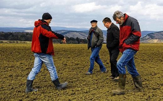 Mit geschultem Blick: Oberflächen-Archäologie nennt sich die Suche nach historischen Fundstücken, ohne zu graben. Foto Jochen Vogler