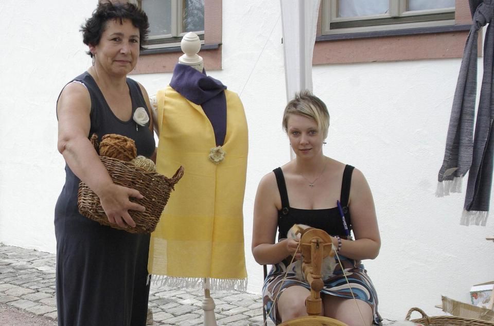 Silvia und Theresa Kisperth (v. l.) zeigten die alten Techniken des Webens und Spinnens. Fotos: Winfried Ehling