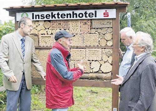 Neu auf der Museumsinsel: Bruno Weigand (Mitte) erklärt Interessierten die Bauweise und Funktion seines Insektenhotels, das er in rund 60 Stunden gefertigt hat.  Foto: Winfried Ehling